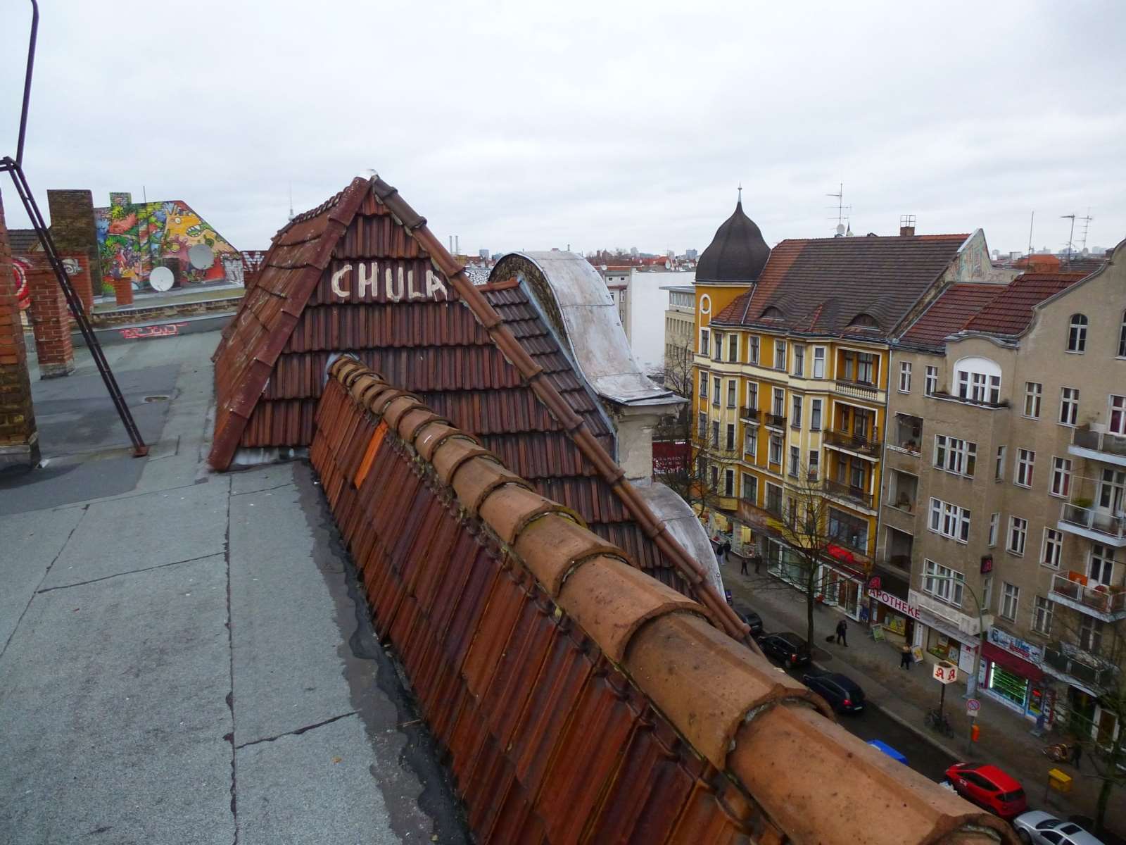 Dachfirst in Berlin. Vermessungsleistung - Zu sehen ist eine Vermessung in Berlin auf einem Dach.