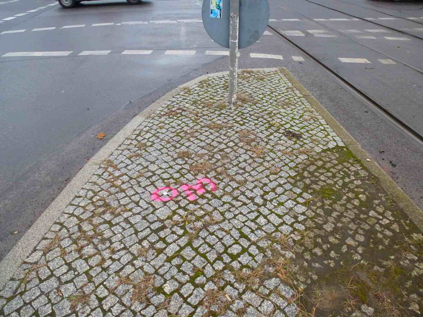 Temporärer Festpunkt bei einer Vermessung Vermessungsleistung - Das Bild zeigt einen temporären Festpunkt bei einer Vermessung in Berlin.